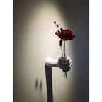 Jarrón de pared con forma de mano para flores