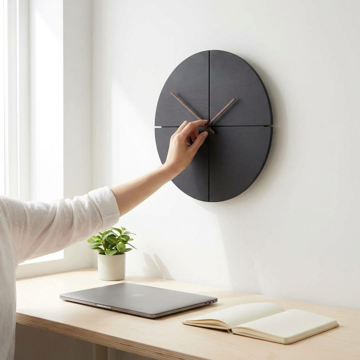 Orologio da parete rotondo minimalista con quadrante geometrico e display analogico