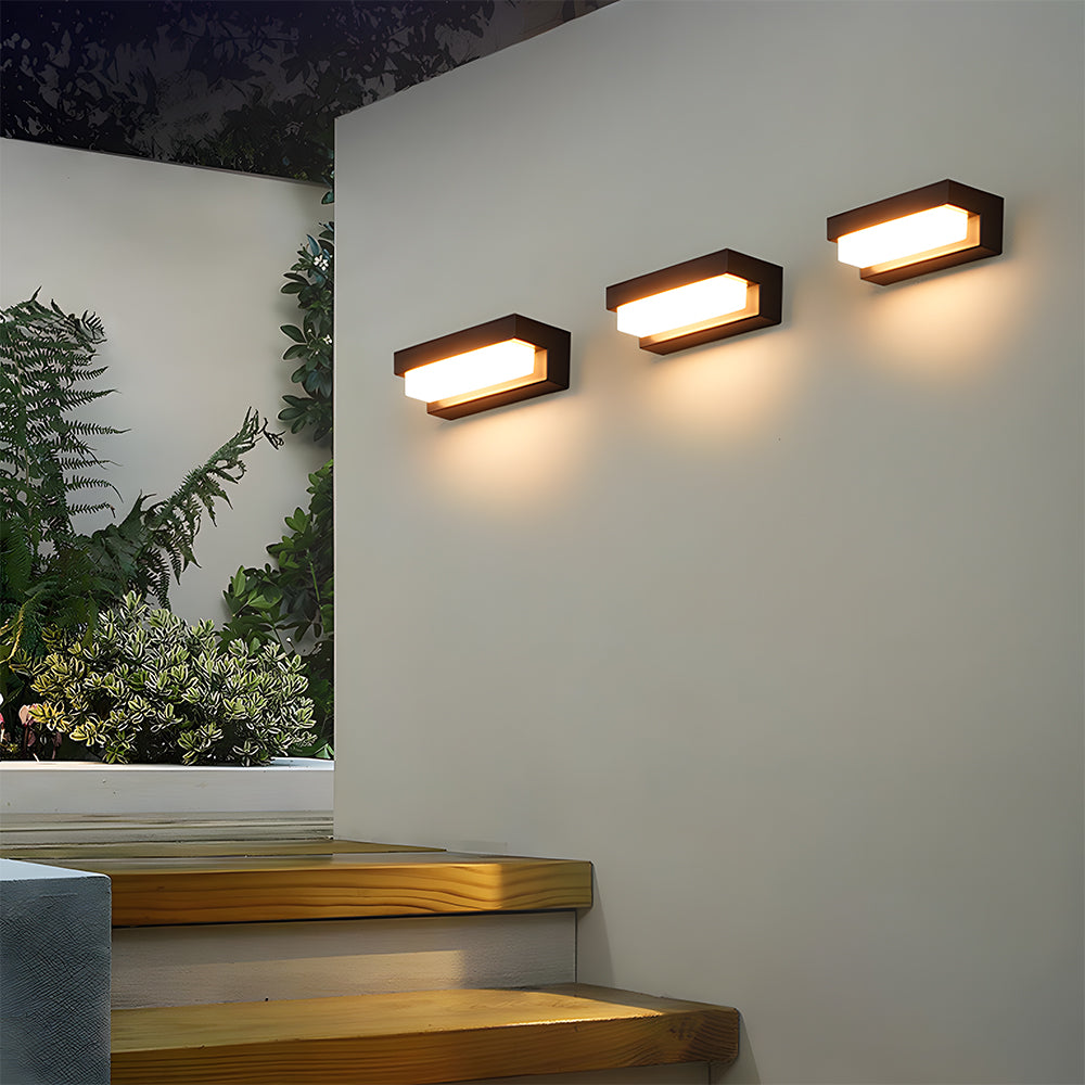 Solcellsdriven vägglampa med nedåtriktad belysning