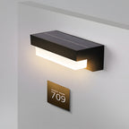 Solcellsdriven vägglampa med nedåtriktad belysning