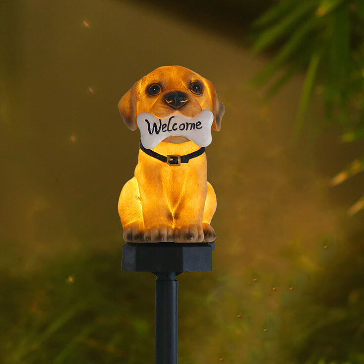 Solcellsdriven trädgårdsbelysning med välkomnande hund, påle och varmt LED-sken