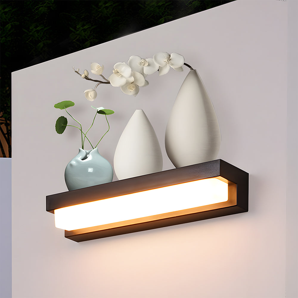 Solcellsdriven vägglampa med nedåtriktad belysning