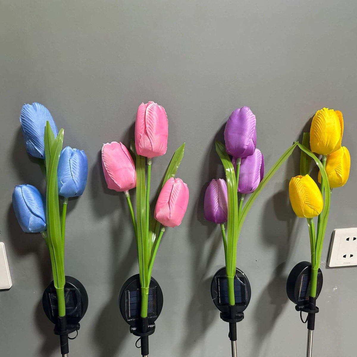 Solcelledrevet tulipanlampe på spyd til haven med farverigt LED-lys