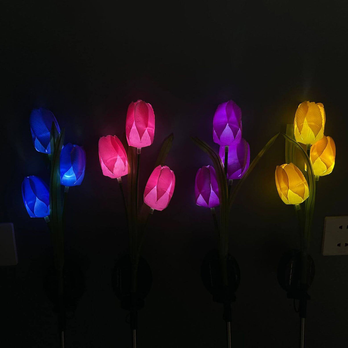 Solcelledrevet tulipanlampe på spyd til haven med farverigt LED-lys