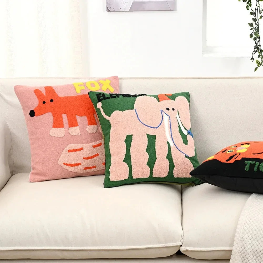 Nordiskt broderat kuddfodral med djurmotiv och strukturerad design