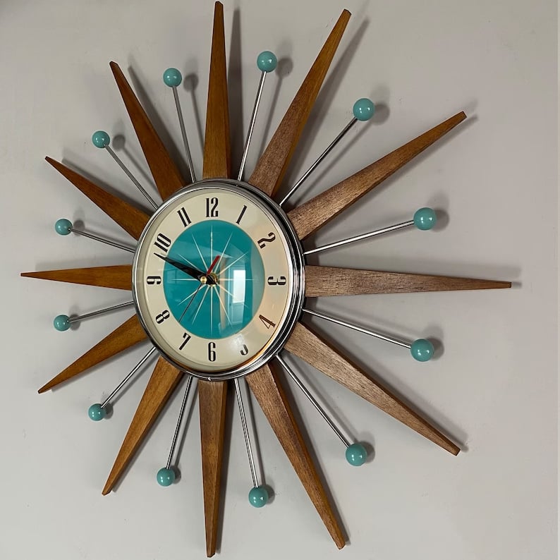 Dekorative analoge Wanduhr mit markantem Design für stilvolle Wohnräume