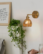 Von Blumen inspirierte Wandleuchte aus Glas mit Armatur in Messingoptik und geriffeltem Schirm