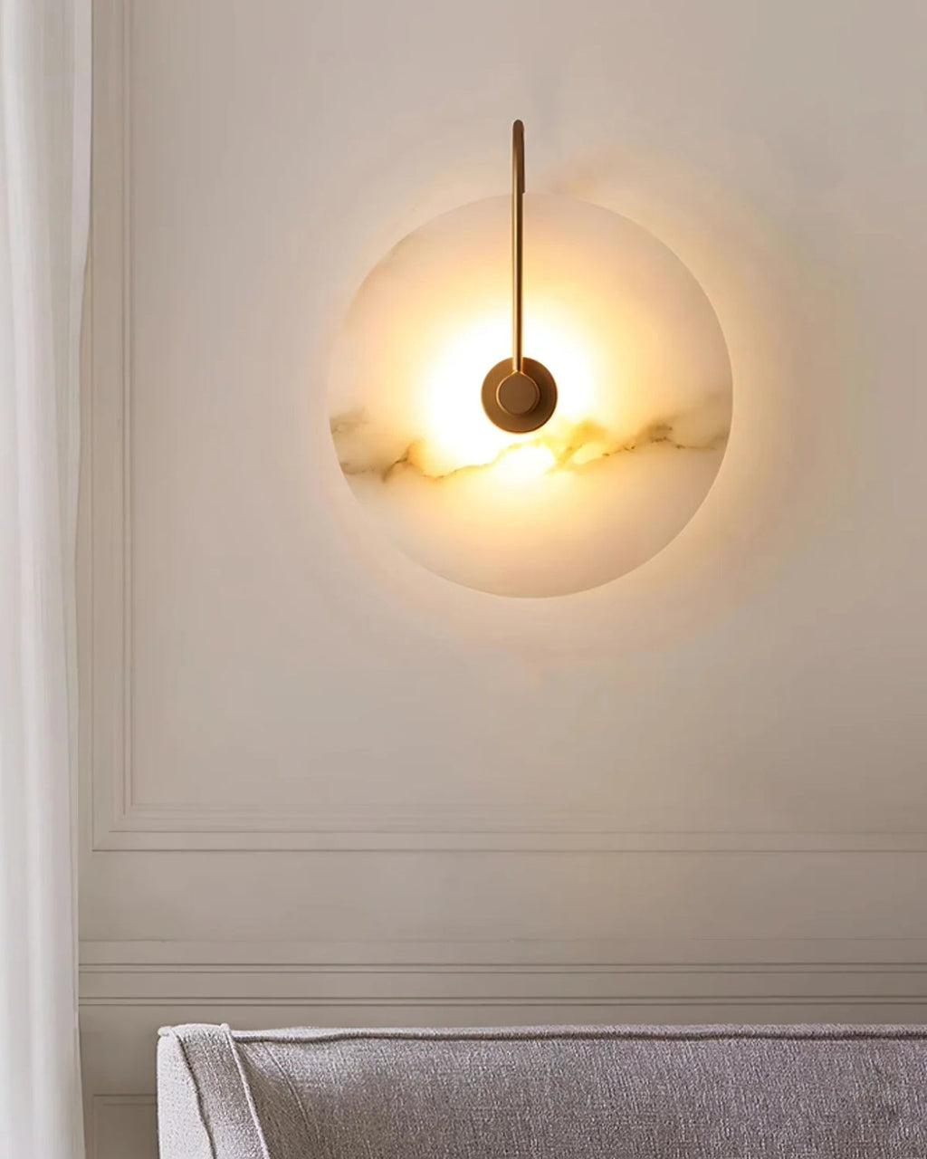 LED-Wandleuchte aus Alabaster mit kreisförmigem Steinschirm und warmem, indirektem Licht