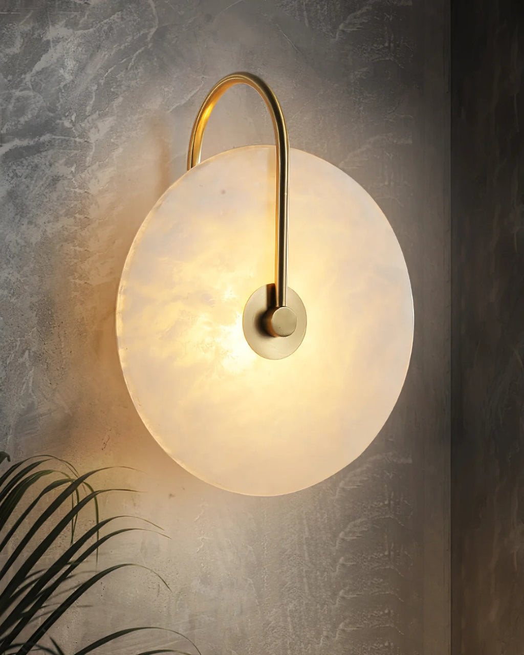 LED-Wandleuchte aus Alabaster mit kreisförmigem Steinschirm und warmem, indirektem Licht