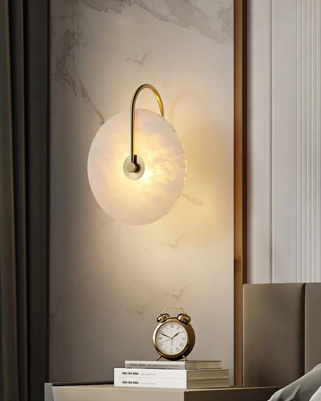 LED-Wandleuchte aus Alabaster mit kreisförmigem Steinschirm und warmem, indirektem Licht