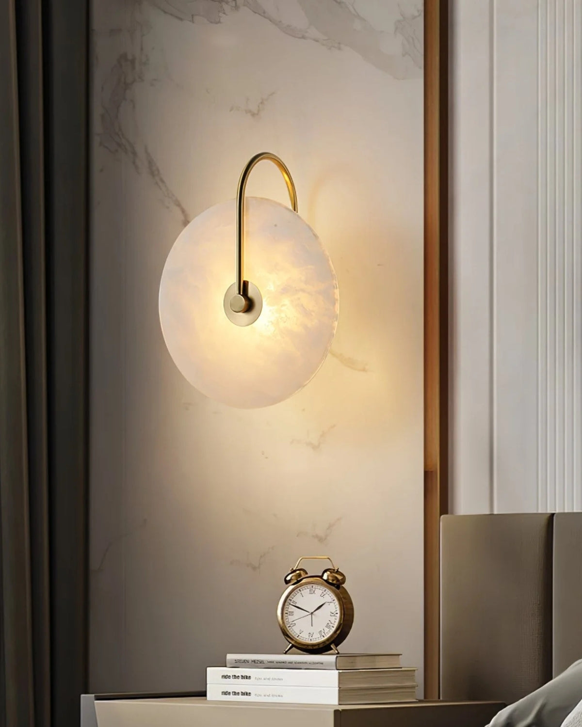 LED-Wandleuchte aus Alabaster mit kreisförmigem Steinschirm und warmem, indirektem Licht