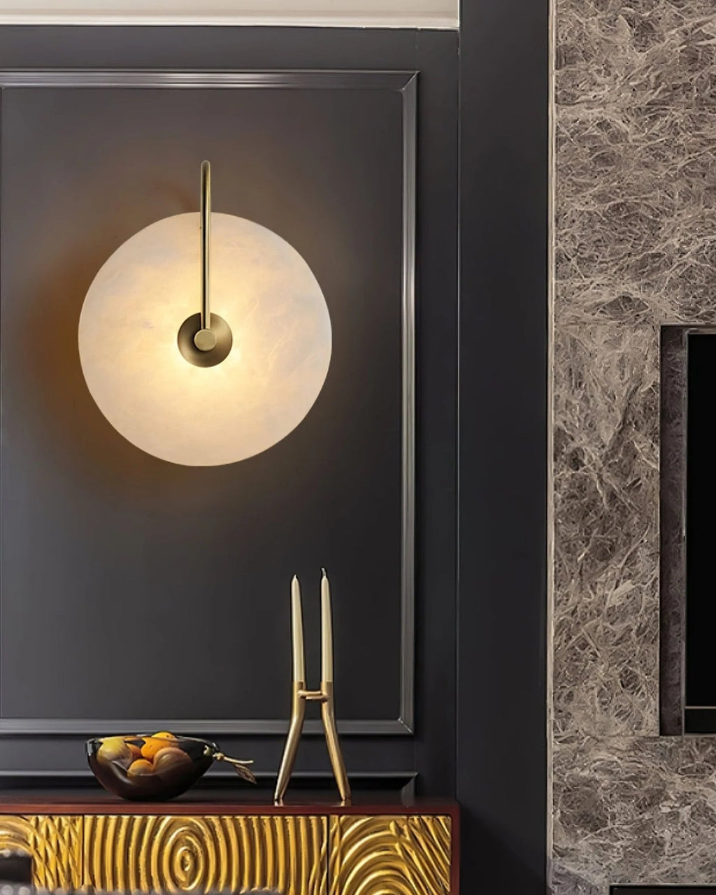 LED-Wandleuchte aus Alabaster mit kreisförmigem Steinschirm und warmem, indirektem Licht