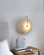 LED-Wandleuchte aus Alabaster mit kreisförmigem Steinschirm und warmem, indirektem Licht