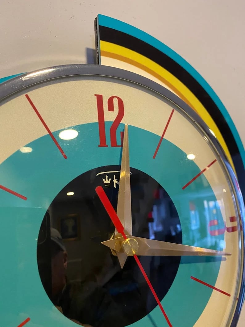 Dekorative analoge Wanduhr mit markantem Design für stilvolle Wohnräume