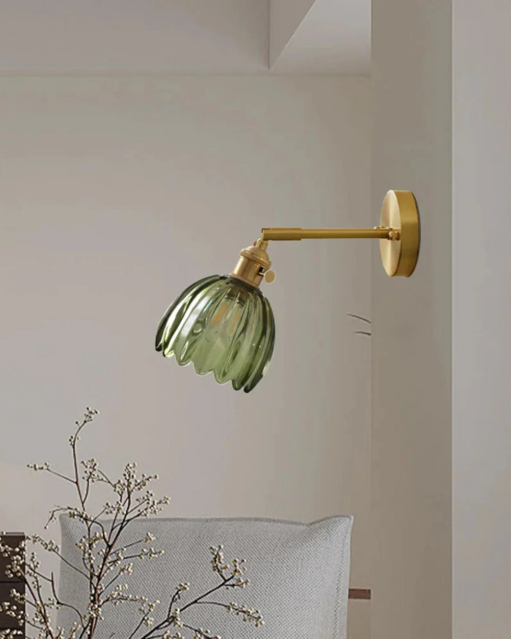 Von Blumen inspirierte Wandleuchte aus Glas mit Armatur in Messingoptik und geriffeltem Schirm