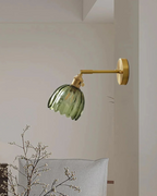 Von Blumen inspirierte Wandleuchte aus Glas mit Armatur in Messingoptik und geriffeltem Schirm