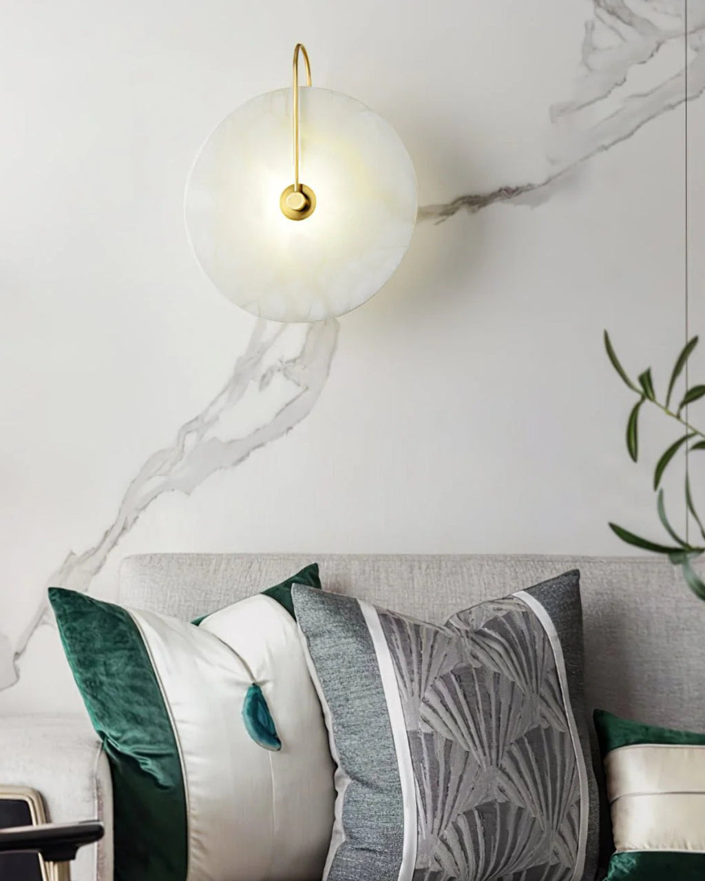LED-Wandleuchte aus Alabaster mit kreisförmigem Steinschirm und warmem, indirektem Licht