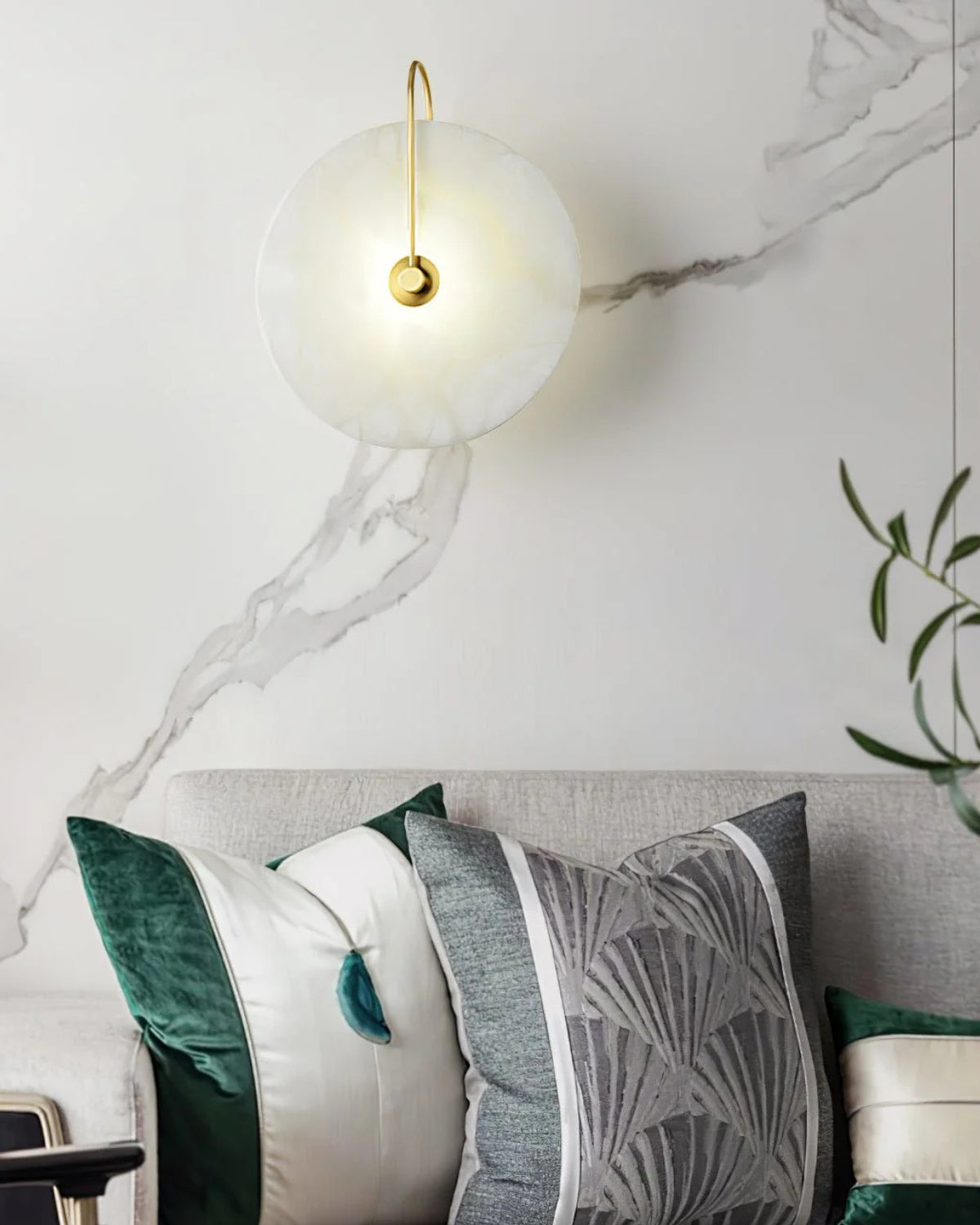 LED-Wandleuchte aus Alabaster mit kreisförmigem Steinschirm und warmem, indirektem Licht