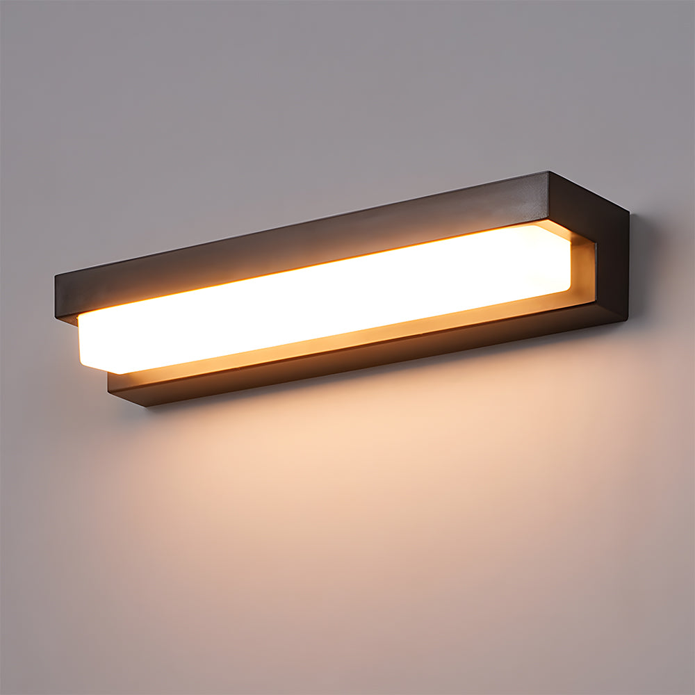 Solcellsdriven vägglampa med nedåtriktad belysning