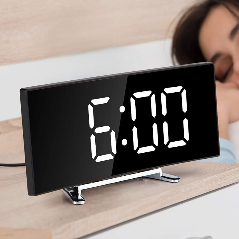 Buet LED-digitalvækkeur med dæmpbart display