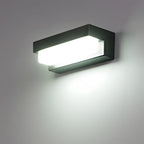 Solcellsdriven vägglampa med nedåtriktad belysning