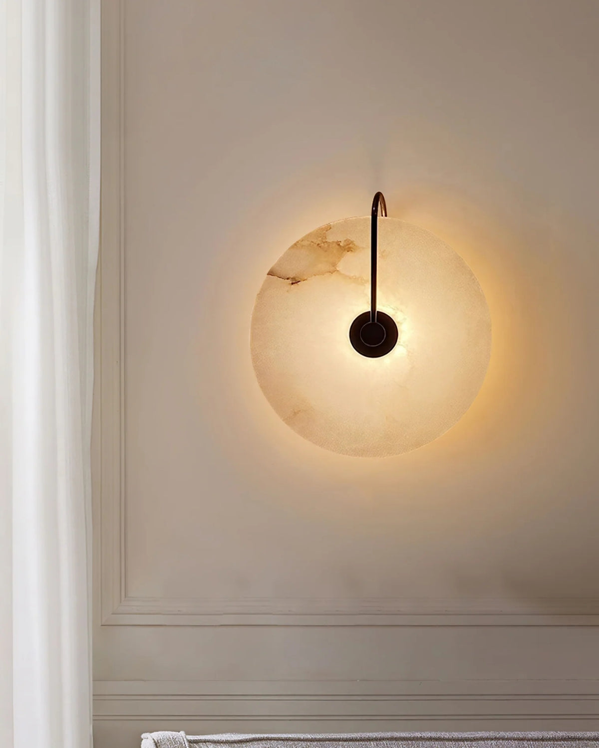 LED-Wandleuchte aus Alabaster mit kreisförmigem Steinschirm und warmem, indirektem Licht