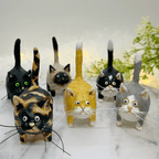 Figura de gato de estilo artesanal con detalles caprichosos para decorar el hogar