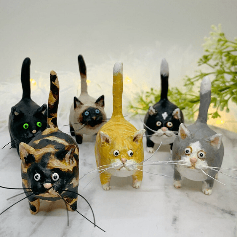 Figura de gato de estilo artesanal con detalles caprichosos para decorar el hogar