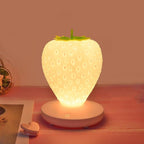 Luz nocturna LED con forma de fresa y suave brillo ambiental