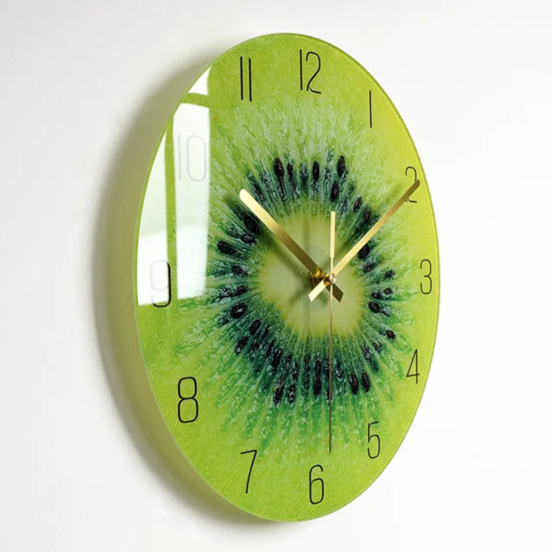 Dekorative runde Wanduhr aus Glas mit goldenen Zeigern