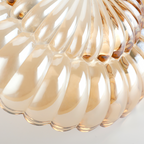 Halvplan loftlampe i glas med kronbladsdesign