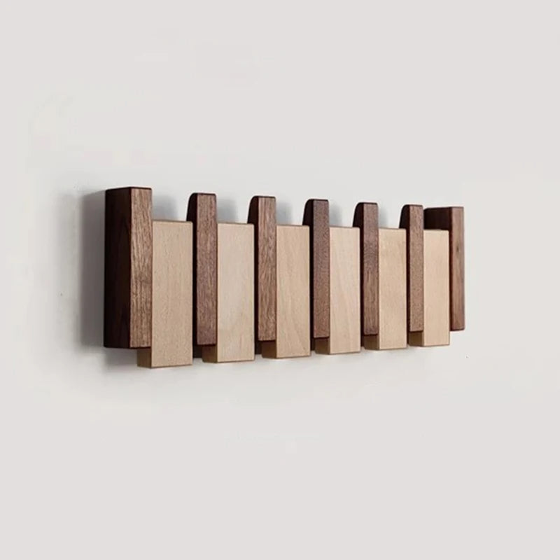 Porte-manteau mural minimaliste en bois avec crochets rabattables pour un rangement peu encombrant