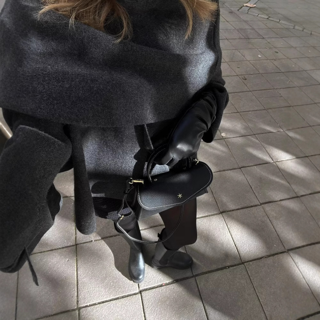 Damponcho med draperad halsringning