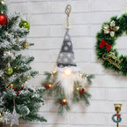 Hängande juldekorationer i form av tomtar med LED-lampor