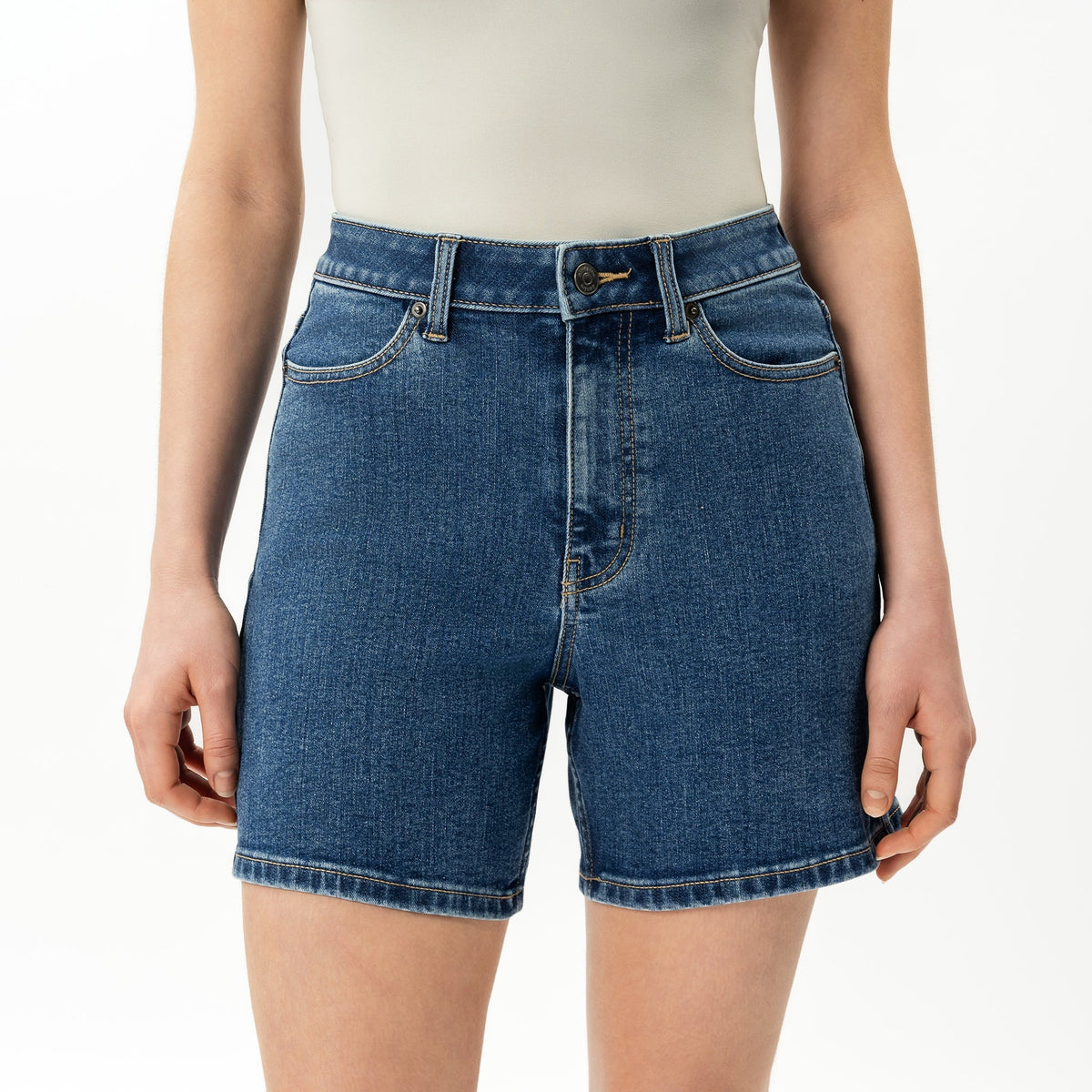 Dameneshorts i strækdenim