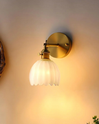 Von Blumen inspirierte Wandleuchte aus Glas mit Armatur in Messingoptik und geriffeltem Schirm