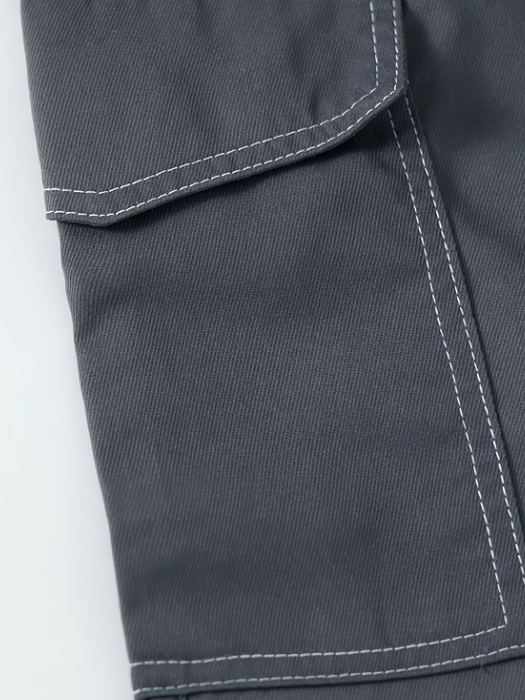Pantalones cargo de hombre con costuras en contraste