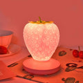 Luz nocturna LED con forma de fresa y suave brillo ambiental