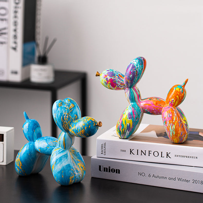 Figura escultórica abstracta multicolor con patrones decorativos en espiral