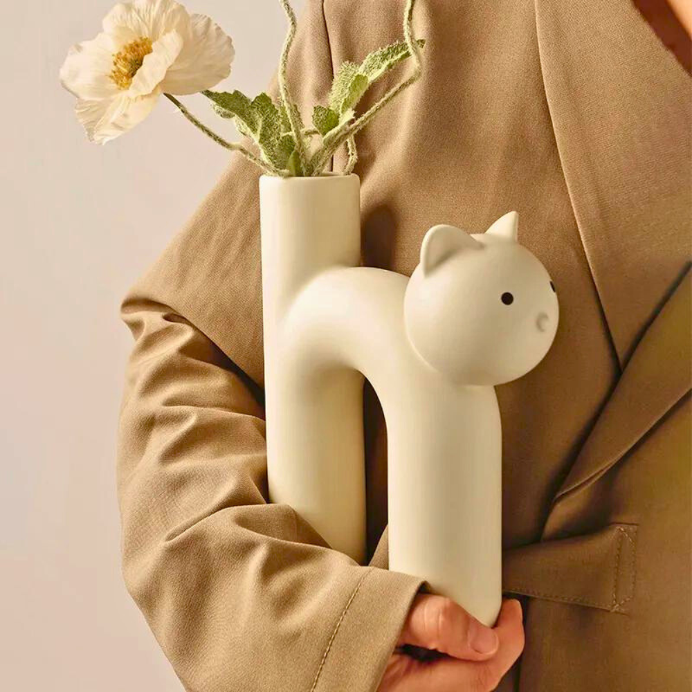 Vase sculptural inspiré du félin avec porte-fleurs intégré