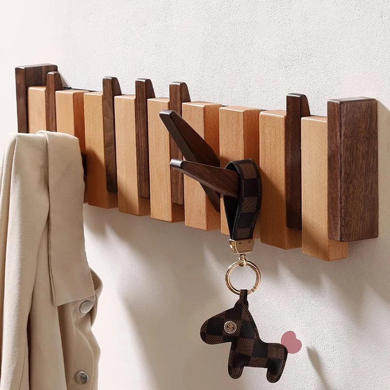 Porte-manteau mural minimaliste en bois avec crochets rabattables pour un rangement peu encombrant