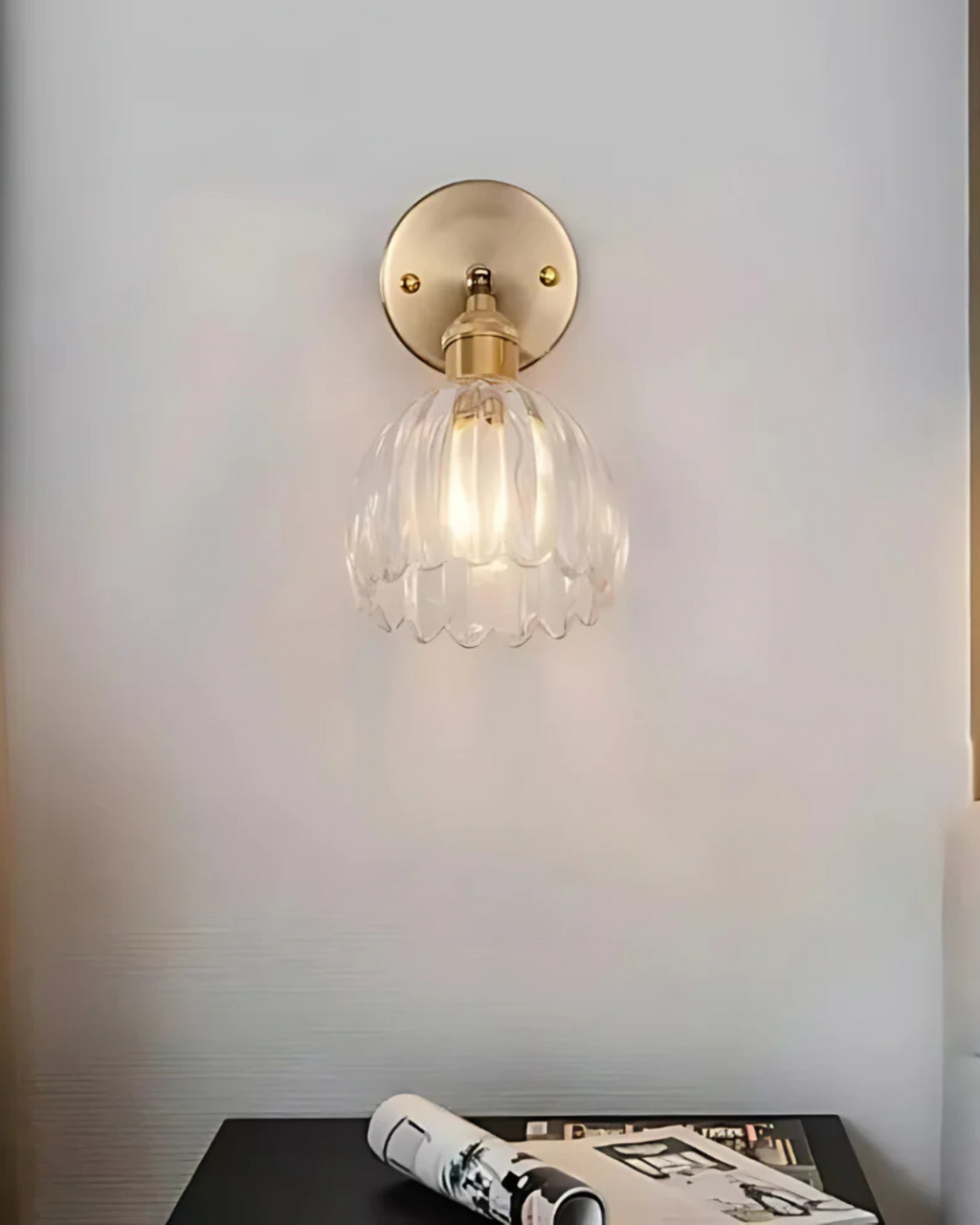 Von Blumen inspirierte Wandleuchte aus Glas mit Armatur in Messingoptik und geriffeltem Schirm