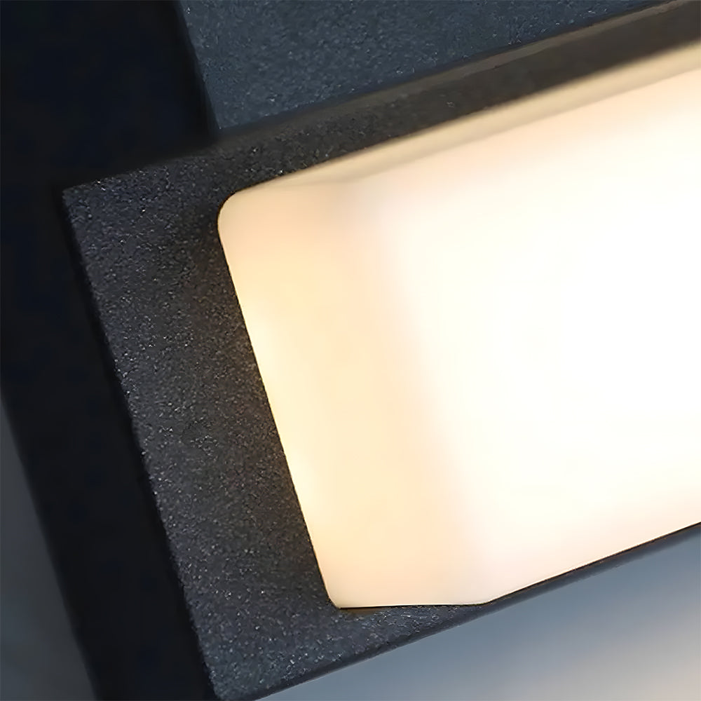 Solcellsdriven vägglampa med nedåtriktad belysning