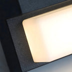 Solcellsdriven vägglampa med nedåtriktad belysning