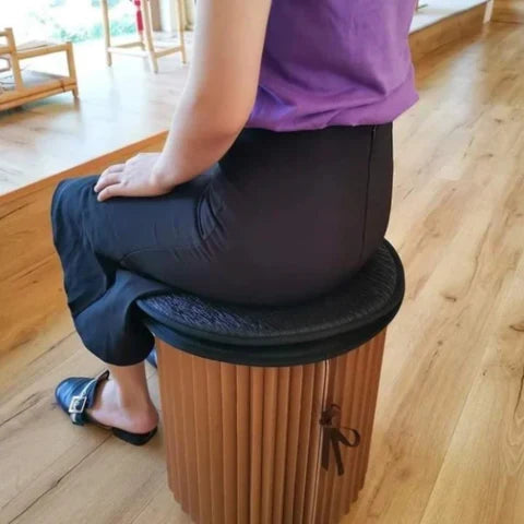 Pyöreä pehmustettu jakkara, jossa on teksturoitu istuin ja säilytystila
