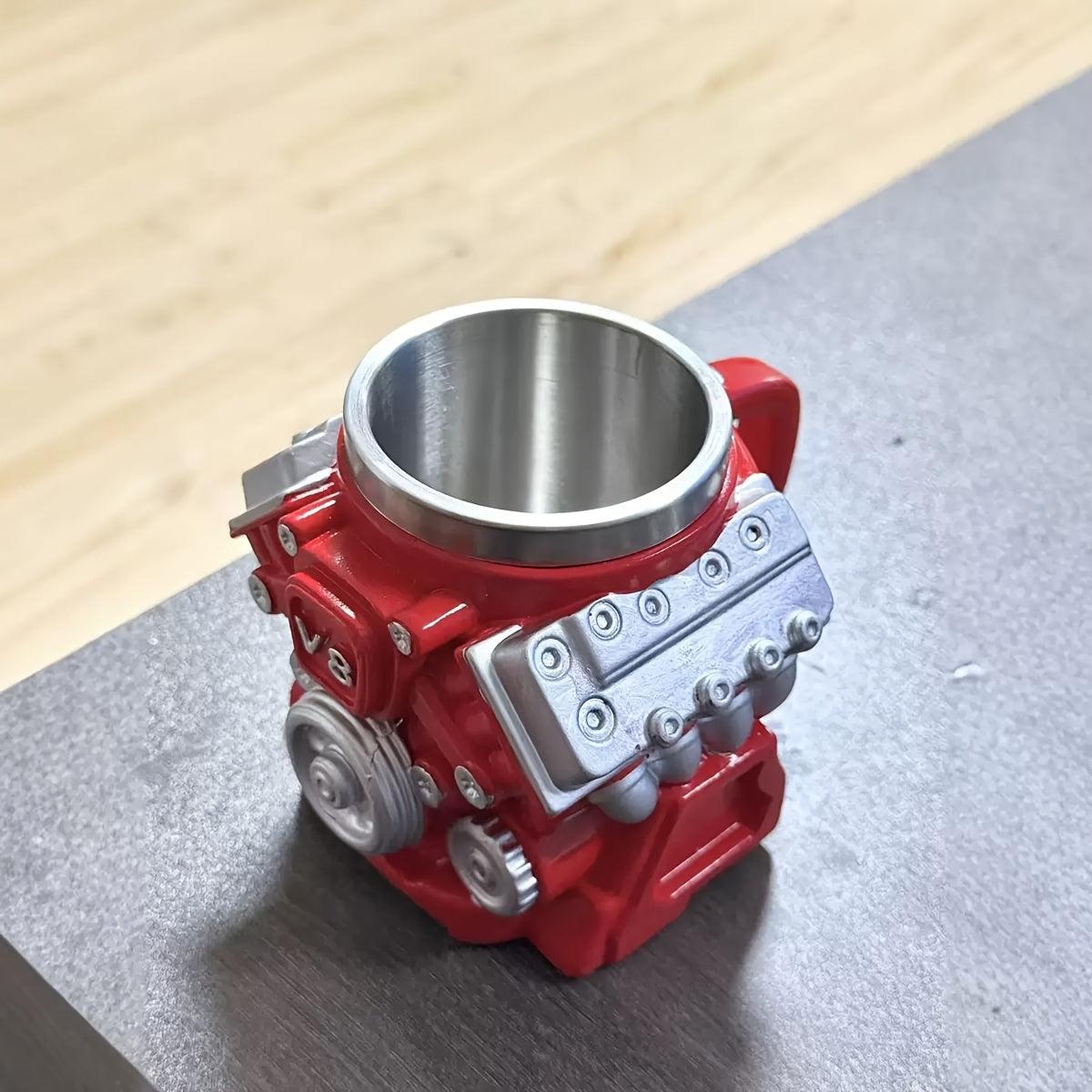 Taza original con forma de motor V8