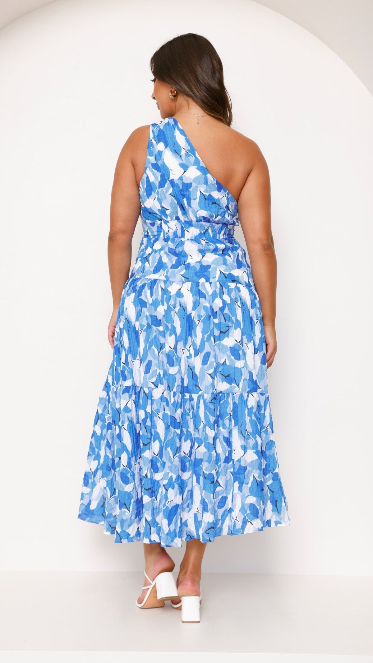 Vestido midi de un solo hombro para mujer con estampado floral abstracto, textura plisada y cintura fruncida con smock