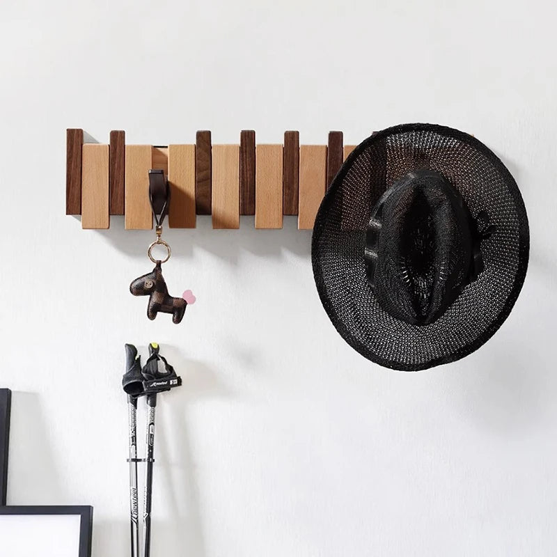 Porte-manteau mural minimaliste en bois avec crochets rabattables pour un rangement peu encombrant