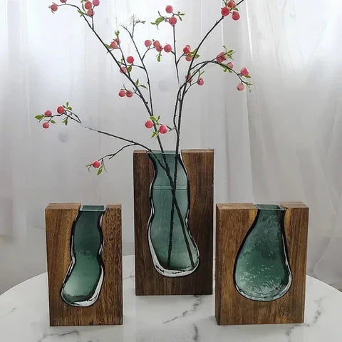 Jarrones decorativos de madera con insertos de vidrio esculpido