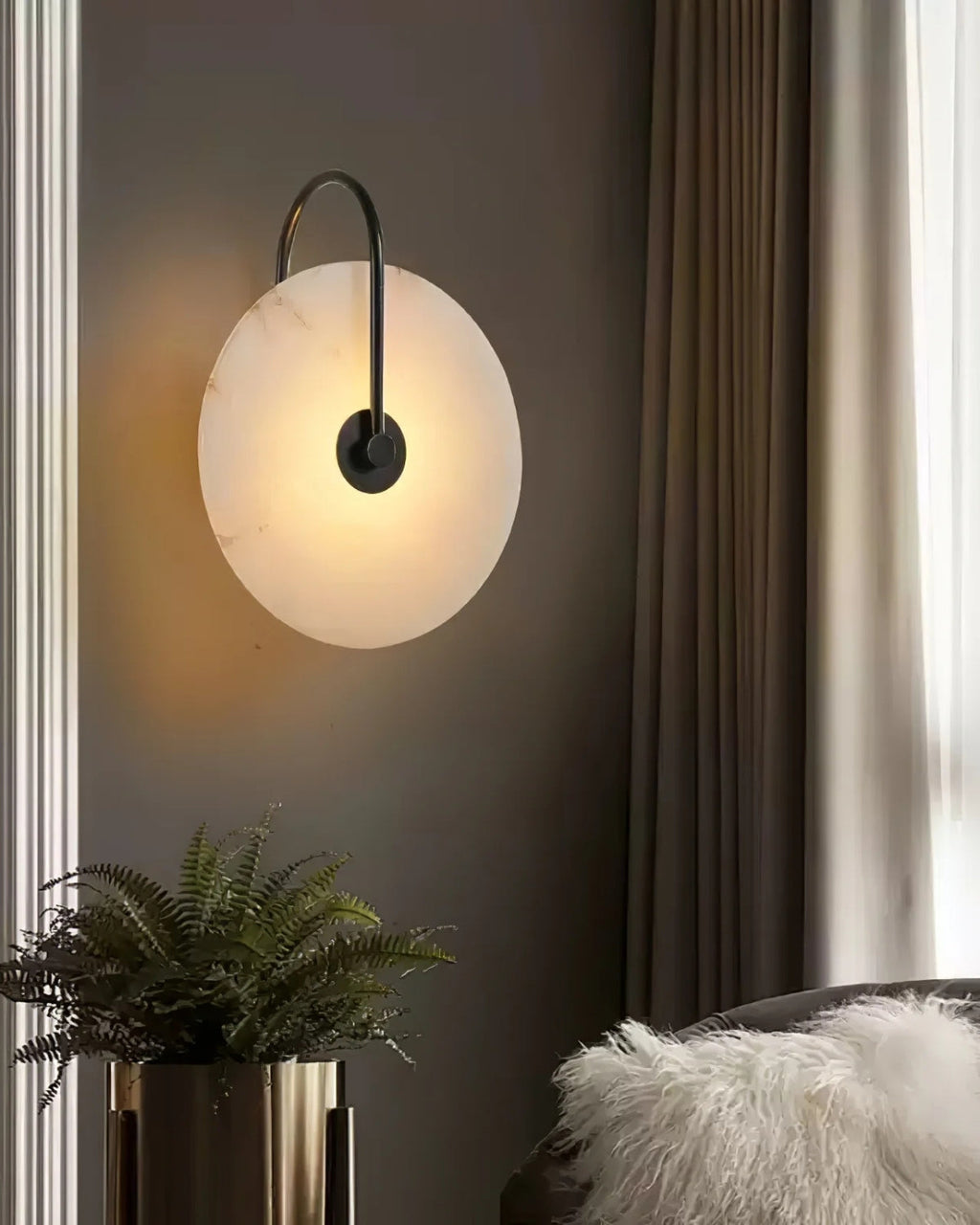 LED-Wandleuchte aus Alabaster mit kreisförmigem Steinschirm und warmem, indirektem Licht